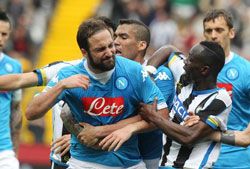 Higuain bị treo giò 4 trận, Napoli đuối trong cuộc đua với Juventus