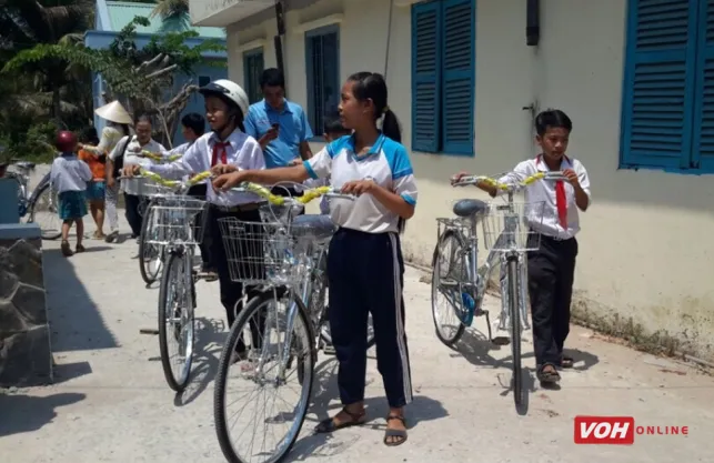 Sát cánh cùng gia đình Việt: Trao tặng 50 xe đạp cho học sinh nghèo, hiếu học