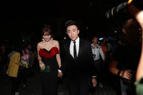 Trấn Thành nắm chặt tay Hari Won ra mắt phim mới