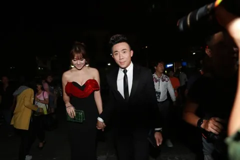 Trấn Thành nắm chặt tay Hari Won ra mắt phim mới