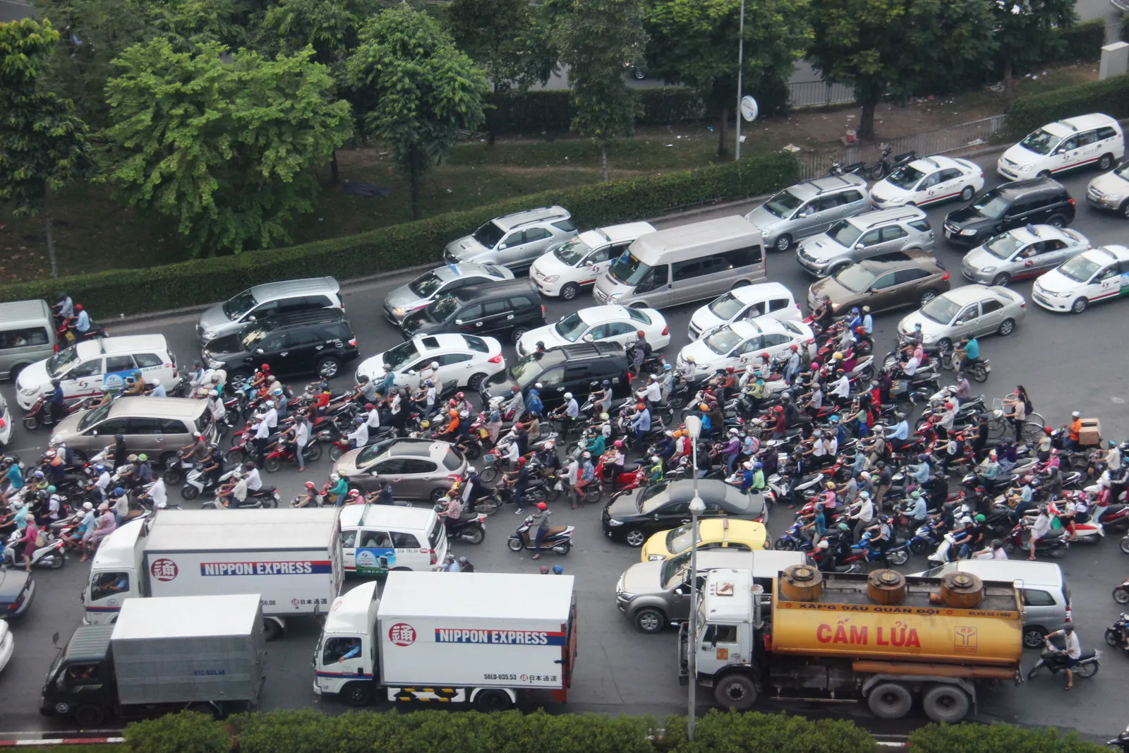 Tìm giải pháp giảm ùn tắc giao thông khu vực sân bay Tân Sơn Nhất