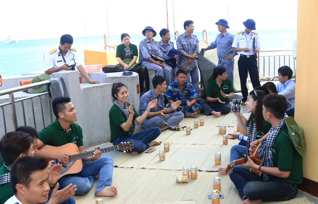 Đội văn nghệ xung kích TPHCM cháy hết mình cùng quân dân Trường Sa