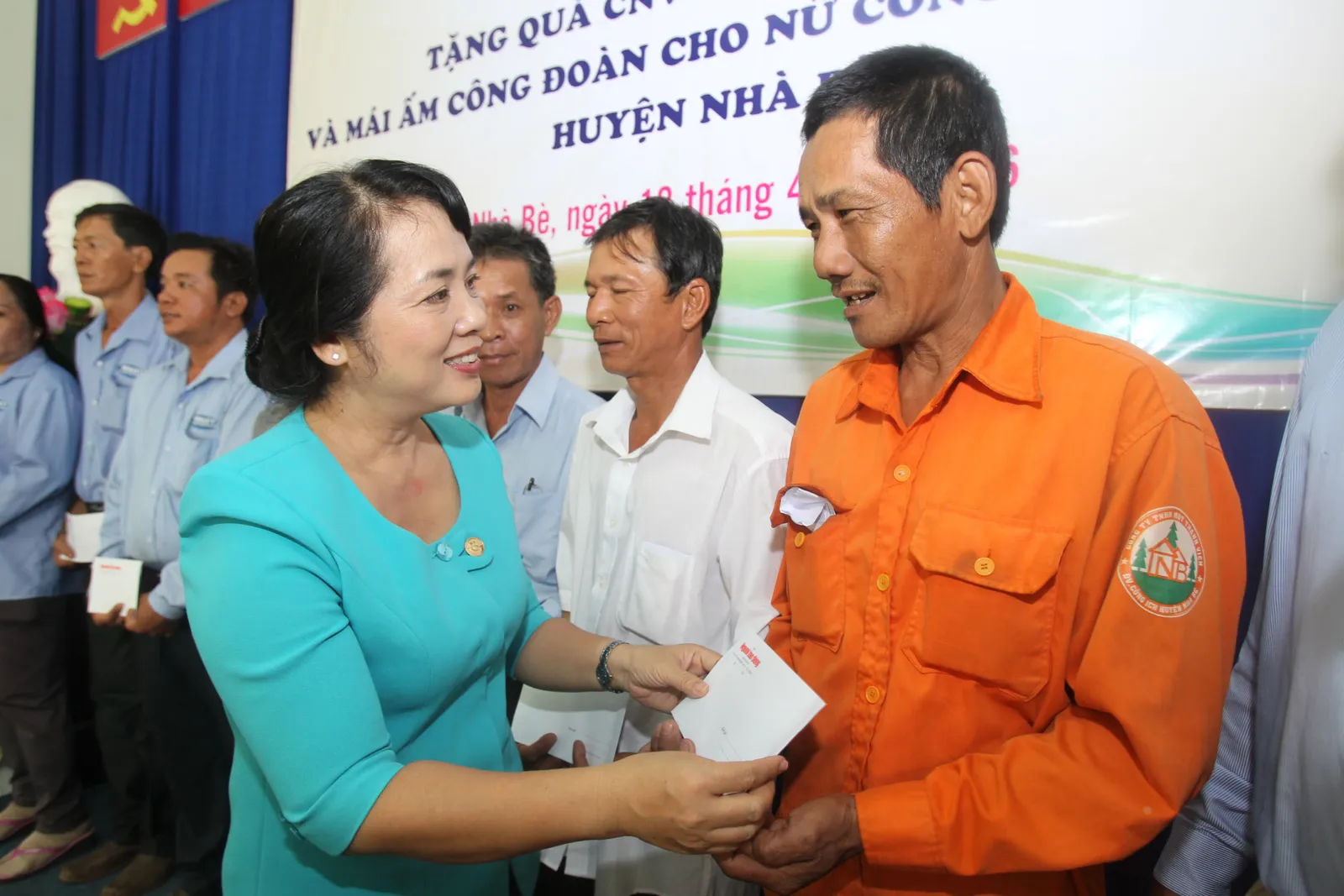 Tặng quà cho 70 công nhân lao động có hoàn cảnh đặc biệt khó khăn 