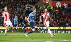 Kết quả bóng đá (19/4): Đè bẹp Stoke City 4-0, Tottenham phà hơi nóng vào Leicester