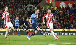Kết quả bóng đá (19/4): Đè bẹp Stoke City 4-0, Tottenham phà hơi nóng vào Leicester
