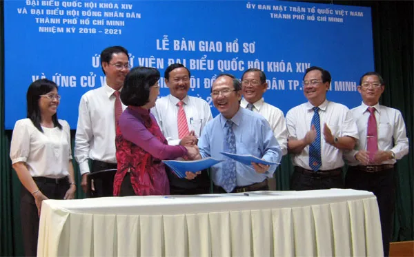 TPHCM bàn giao 211 hồ sơ ứng cử viên Quốc hội và HĐND TP