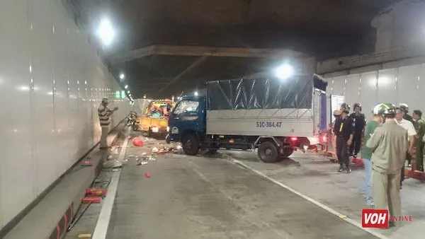 TPHCM: Xe tải húc 5 công nhân trong hầm Thủ Thiêm