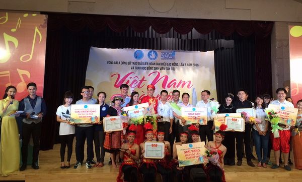 Tặng 30 suất học bổng cho sinh viên dân tộc thiểu số