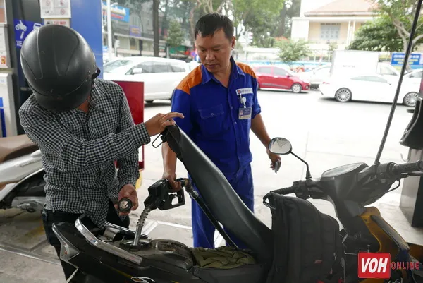 Xăng bất ngờ được giữ giá