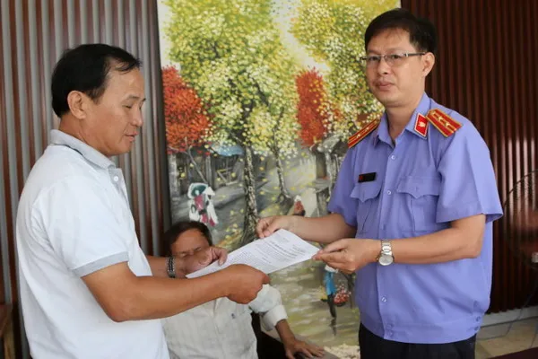 Trao quyết định đình chỉ vụ án cho ông Nguyễn Văn Tấn