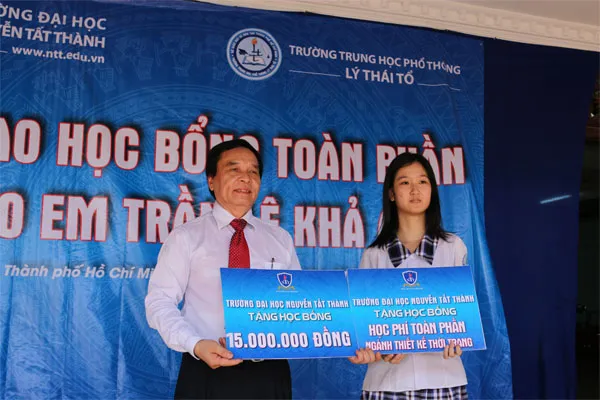 Cô gái “câm điếc bẩm sinh” được miễn học phí đại học