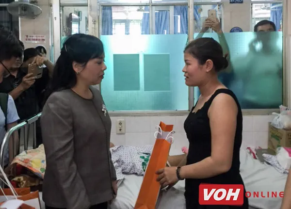Bộ trưởng Bộ Y tế trao quà cho bệnh nhi ung thư