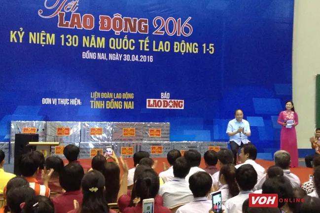 Thủ tướng Nguyễn Xuân Phúc hứa nâng lương thêm 12%