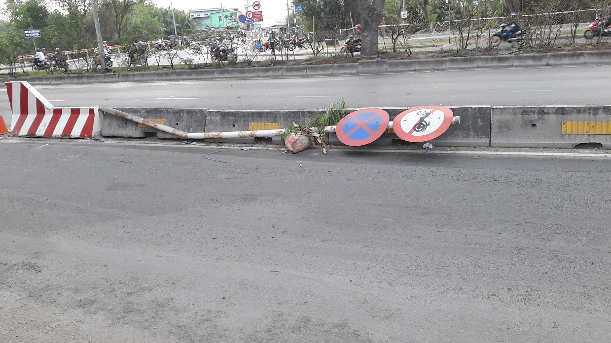Cảnh báo: Biển báo ngã đổ gây nguy hiểm