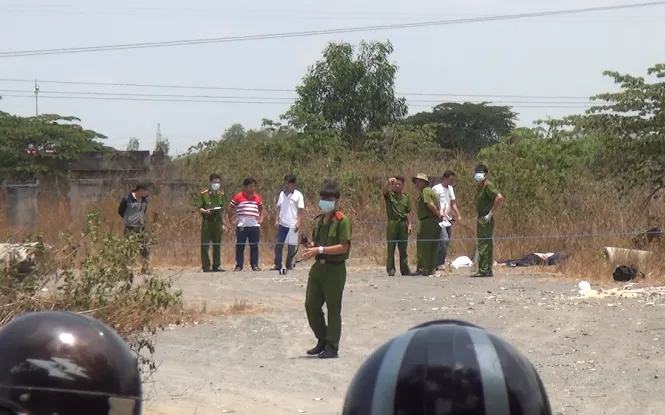 Đi chăn bò phát hiện xác chết trong khu đất trống