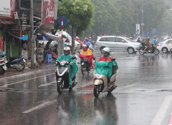 Miền Bắc có mưa rào, miền Trung và Nam bộ tiếp tục nắng nóng
