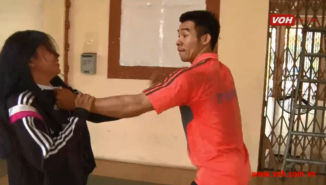 Kỹ năng tự vệ: Hóa giải khi bị túm cổ áo đánh?