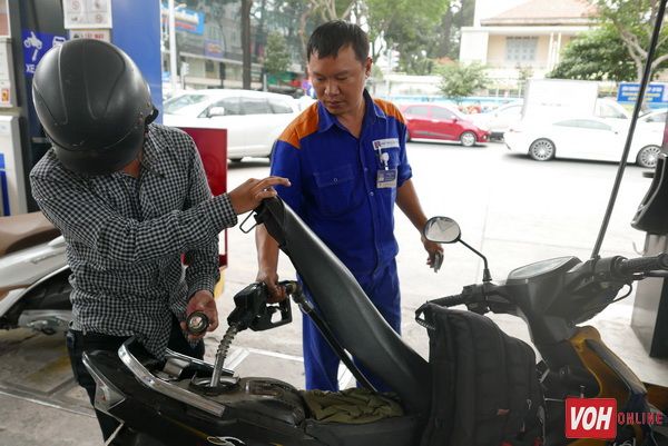 Giá xăng tăng gần 650 đồng/lít