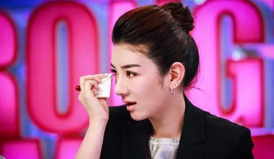 Huỳnh Dịch rơi lệ khi nhắc đến chuyện hôn nhân