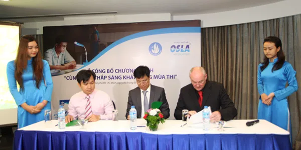 Tặng 2.000 vé xe và 100 xuất học bổng cho thí sinh – sinh viên có hoàn cảnh khó khăn