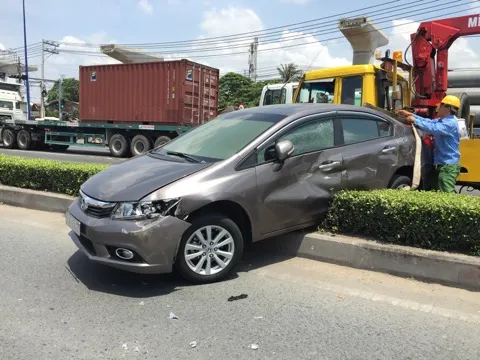 Bị kẹt trong ô tô hai người kêu cứu