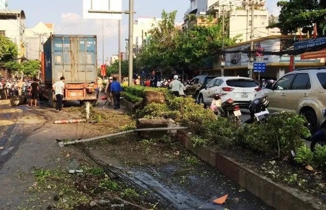 Không làm chủ tốc độ, container cày nát dải phân cách đường Cộng Hòa
