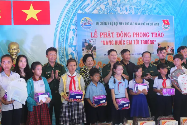 Phát động phong trào “Nâng bước em đến trường”