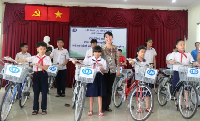 Trao mái nhà CEP và dụng cụ học tập cho học sinh nghèo