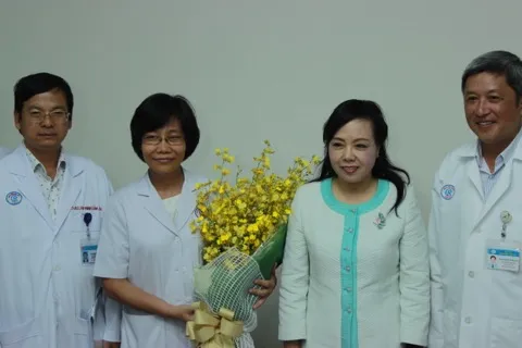 Bộ trưởng Bộ Y tế tặng Kỷ niệm chương vì sức khỏe nhân dân cho gia đình người hiến tạng