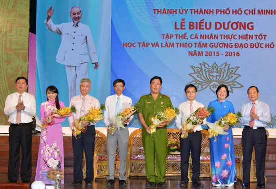 Thành ủy TPHCM biểu dương hơn 400 tập thể, cá nhân thực hiện tốt học tập và làm theo tấm gương đạo đức Hồ Chí Minh