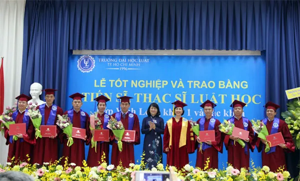 Phó Chủ tịch nước Đặng Thị Ngọc Thịnh dự lễ trao bằng Tiến sĩ, Thạc sĩ tại Trường ĐH Luật TPHCM 