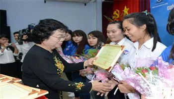 Trao giải cuộc thi “Tuổi trẻ học tập và làm theo tấm gương đạo đức Hồ Chí Minh” năm học 2015 – 2016   
