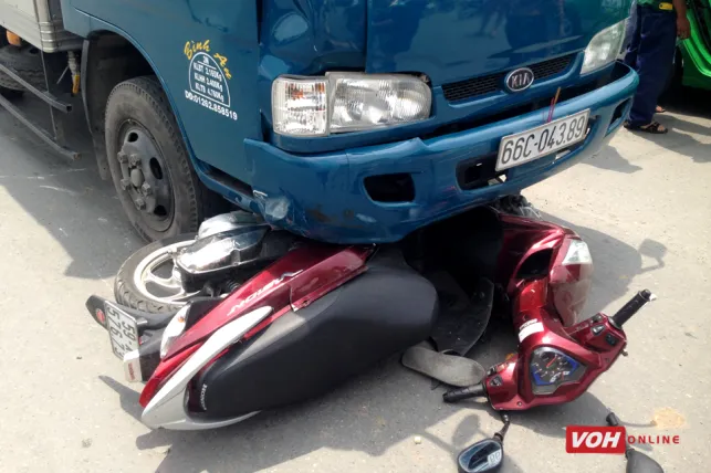 Va chạm xe tải, hai thanh niên bất tỉnh