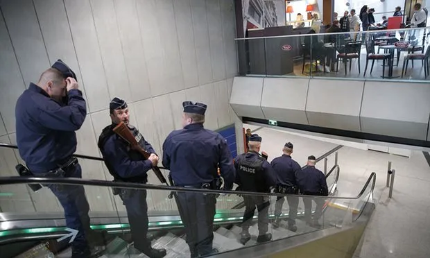 Pháp thắt chặt an ninh sau vụ máy bay hãng EgyptAir mất tích