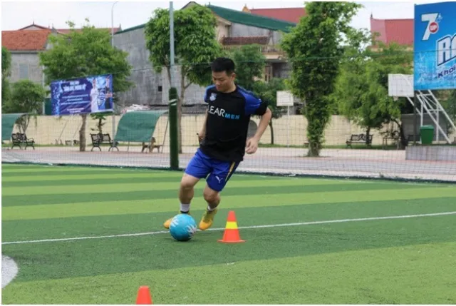 Văn Quyến bất ngờ xuất hiện truyền cảm hứng đá bóng