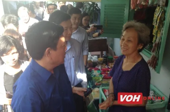 Bí thư Thành Ủy Đinh La Thăng khảo sát khu nhà ven kênh quận 8