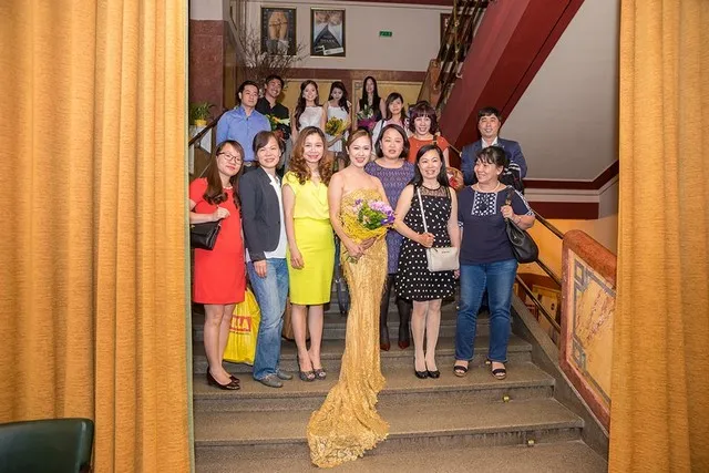Thanh Thúy hạnh phúc trong vòng vây khán giả Việt Kiều