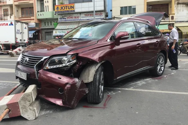 TPHCM: Lexus hơn 4 tỷ đồng tông sập dãy phân cách