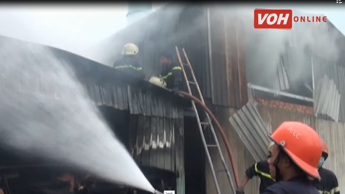 [Video] Gần 5 giờ nỗ lực dập tắt vụ hỏa hoạn tại xưởng sản xuất nệm mút