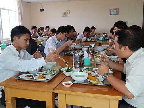 Cần quan tâm đến chất lượng bữa ăn giữa ca của người lao động