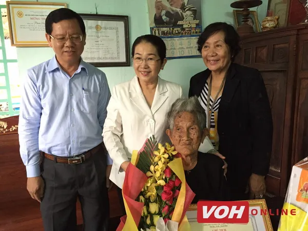 Lãnh đạo TPHCM thăm, tặng quà người cao tuổi