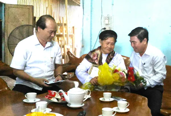 Chủ tịch UBND TPHCM Nguyễn Thành Phong thăm, chúc thọ người cao tuổi tại Cần Giờ