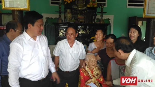 Bí thư Thành ủy Đinh La Thăng thăm Mẹ Việt Nam anh hùng ở Củ Chi