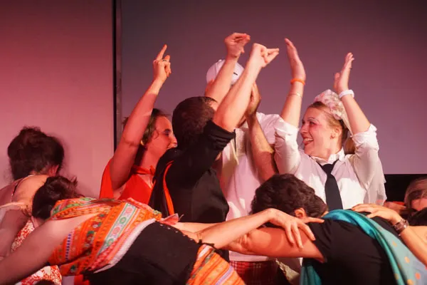 “Những tay bác sĩ đào hoa”: Âm nhạc, vũ điệu và tiếng cười 