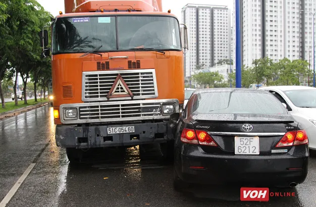 Bị container tông, xế hộp Camry xoay 180 độ trên đường Mai Chí Thọ