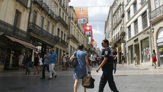 Pháp cấm quán bar, nhà hàng đặt màn hình TV ngoài trời