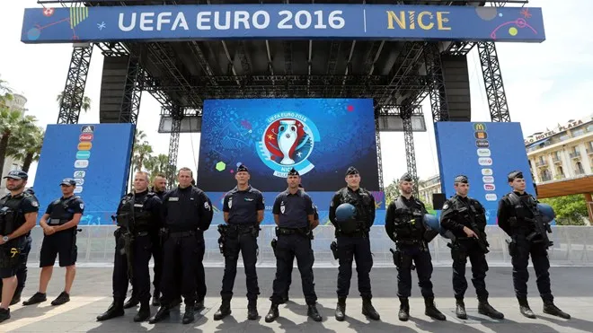 EURO 2016: Cấm quán bar, nhà hàng dựng màn hình lớn ngoài trời