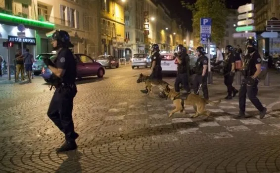 Cổ động viên Anh đụng độ tại Marseille