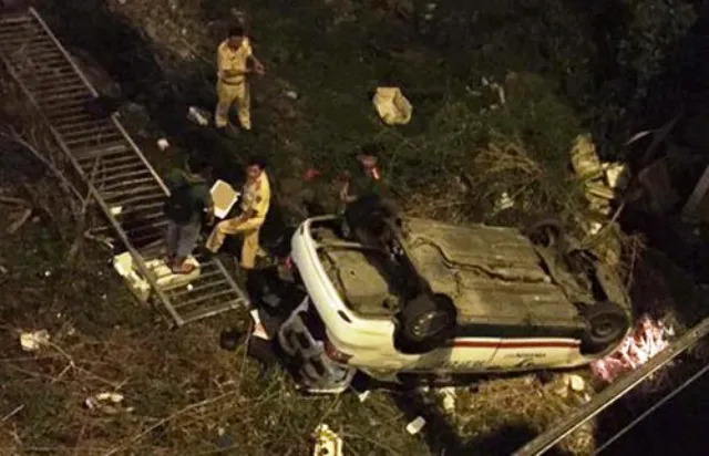 Taxi rơi xuống cầu chữ Y, tài xế nguy kịch