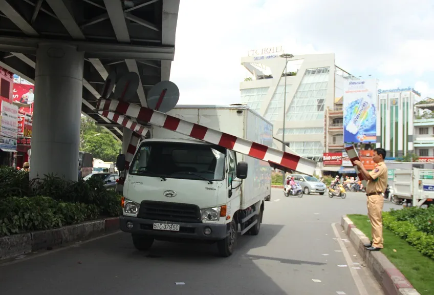 Tân Sơn Nhất kẹt cứng vì ô tô húc gãy thanh giới hạn